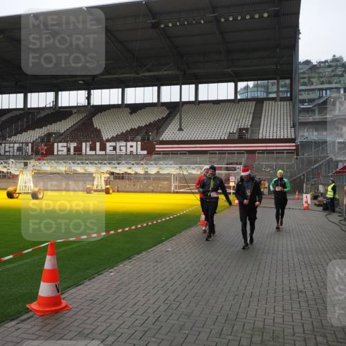 07.12.2025 - St. Pauli X-Mass-Run No. 15 Fabian Wolf http://msf.ph/oto/9417502 07.12.2025 11:18:32 Ziel 2045, 2918, 3138, 3158, 3304, 3634, 3636 meine-sportfotos.de