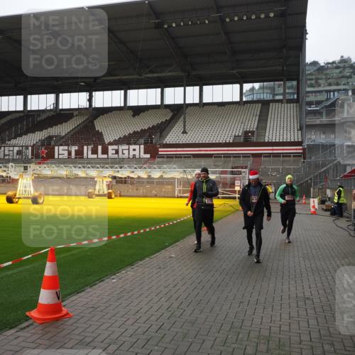 07.12.2025 - St. Pauli X-Mass-Run No. 15 Fabian Wolf http://msf.ph/oto/9417503 07.12.2025 11:18:33 Ziel 2045, 2918, 3138, 3158, 3304, 3634, 3636 meine-sportfotos.de