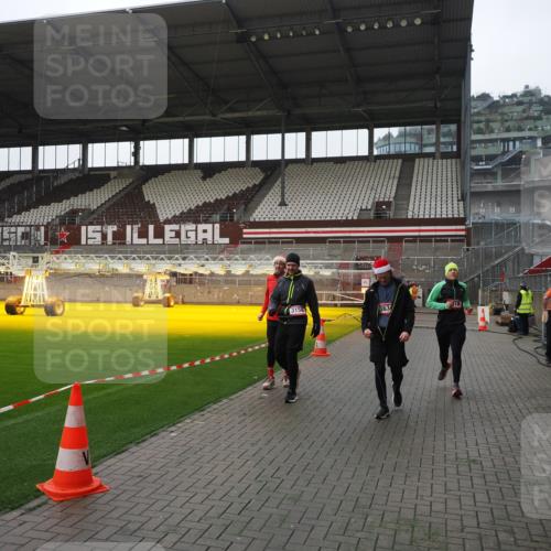 07.12.2025 - St. Pauli X-Mass-Run No. 15 Fabian Wolf http://msf.ph/oto/9417505 07.12.2025 11:18:33 Ziel 2045, 2918, 3138, 3158, 3304, 3634, 3636 meine-sportfotos.de