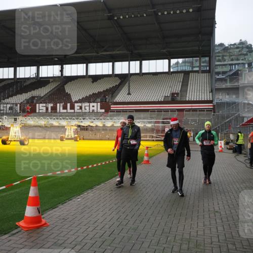07.12.2025 - St. Pauli X-Mass-Run No. 15 Fabian Wolf http://msf.ph/oto/9417506 07.12.2025 11:18:33 Ziel 2045, 2918, 3138, 3158, 3304, 3634, 3636 meine-sportfotos.de