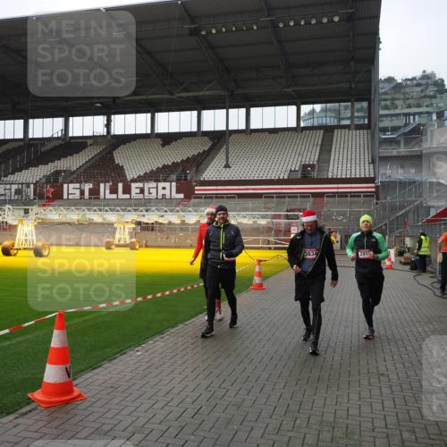 07.12.2025 - St. Pauli X-Mass-Run No. 15 Fabian Wolf http://msf.ph/oto/9417507 07.12.2025 11:18:34 Ziel 2045, 2918, 3138, 3158, 3304, 3634, 3636 meine-sportfotos.de