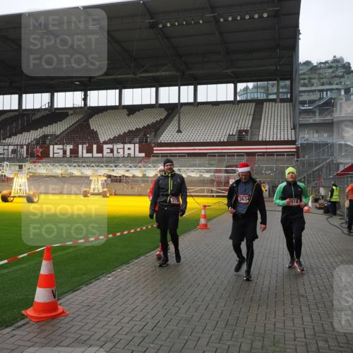 07.12.2025 - St. Pauli X-Mass-Run No. 15 Fabian Wolf http://msf.ph/oto/9417508 07.12.2025 11:18:34 Ziel 2045, 2918, 3138, 3158, 3304, 3634, 3636 meine-sportfotos.de