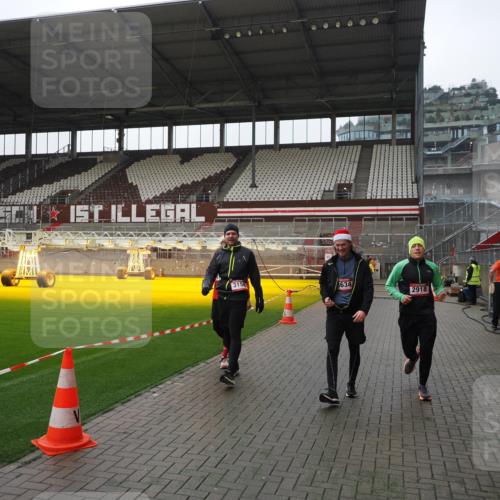 07.12.2025 - St. Pauli X-Mass-Run No. 15 Fabian Wolf http://msf.ph/oto/9417509 07.12.2025 11:18:34 Ziel 2045, 2918, 3138, 3158, 3304, 3634, 3636 meine-sportfotos.de
