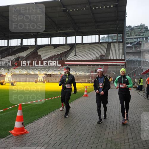 07.12.2025 - St. Pauli X-Mass-Run No. 15 Fabian Wolf http://msf.ph/oto/9417510 07.12.2025 11:18:34 Ziel 2045, 2918, 3138, 3158, 3304, 3634, 3636 meine-sportfotos.de