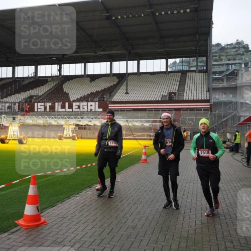 07.12.2025 - St. Pauli X-Mass-Run No. 15 Fabian Wolf http://msf.ph/oto/9417511 07.12.2025 11:18:34 Ziel 2045, 2918, 3138, 3158, 3304, 3634, 3636 meine-sportfotos.de