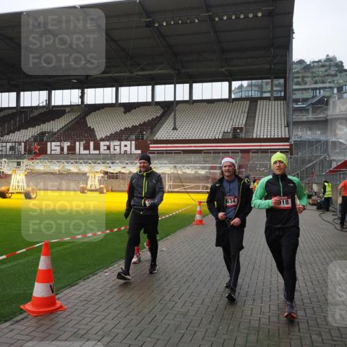 07.12.2025 - St. Pauli X-Mass-Run No. 15 Fabian Wolf http://msf.ph/oto/9417512 07.12.2025 11:18:35 Ziel 2045, 2918, 3138, 3158, 3304, 3634, 3636 meine-sportfotos.de