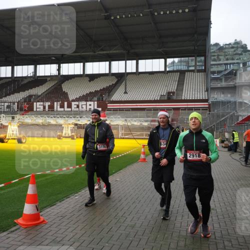 07.12.2025 - St. Pauli X-Mass-Run No. 15 Fabian Wolf http://msf.ph/oto/9417513 07.12.2025 11:18:35 Ziel 2045, 2918, 3138, 3158, 3304, 3634, 3636 meine-sportfotos.de