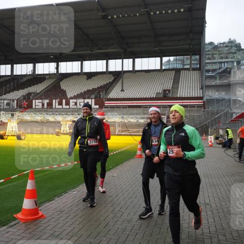 07.12.2025 - St. Pauli X-Mass-Run No. 15 Fabian Wolf http://msf.ph/oto/9417514 07.12.2025 11:18:35 Ziel 2045, 2918, 3138, 3158, 3304, 3634, 3636 meine-sportfotos.de