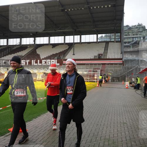 07.12.2025 - St. Pauli X-Mass-Run No. 15 Fabian Wolf http://msf.ph/oto/9417518 07.12.2025 11:18:36 Ziel 2045, 2918, 3138, 3158, 3634, 3636 meine-sportfotos.de