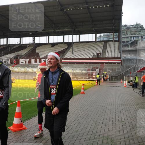 07.12.2025 - St. Pauli X-Mass-Run No. 15 Fabian Wolf http://msf.ph/oto/9417520 07.12.2025 11:18:37 Ziel 2918, 3138, 3158, 3634, 3636 meine-sportfotos.de