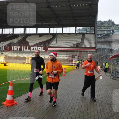 07.12.2025 - St. Pauli X-Mass-Run No. 15 Fabian Wolf http://msf.ph/oto/9417541 07.12.2025 11:18:57 Ziel 1109, 1322, 2064, 2067 meine-sportfotos.de