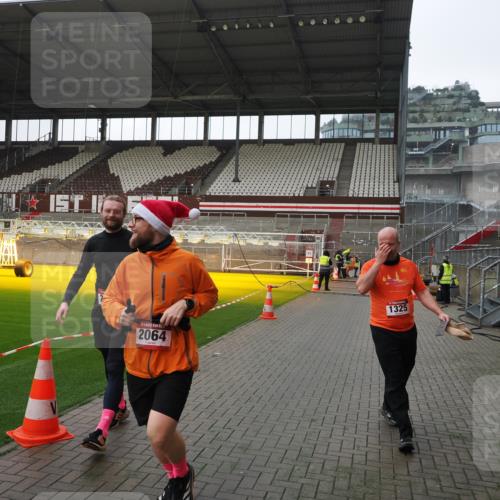 07.12.2025 - St. Pauli X-Mass-Run No. 15 Fabian Wolf http://msf.ph/oto/9417543 07.12.2025 11:18:58 Ziel 1109, 1322, 2064, 2067 meine-sportfotos.de