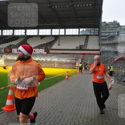 07.12.2025 - St. Pauli X-Mass-Run No. 15 Fabian Wolf http://msf.ph/oto/9417544 07.12.2025 11:18:58 Ziel 1109, 1322, 2064, 2067 meine-sportfotos.de