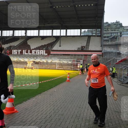 07.12.2025 - St. Pauli X-Mass-Run No. 15 Fabian Wolf http://msf.ph/oto/9417547 07.12.2025 11:18:58 Ziel 1109, 1322, 2064, 2067 meine-sportfotos.de