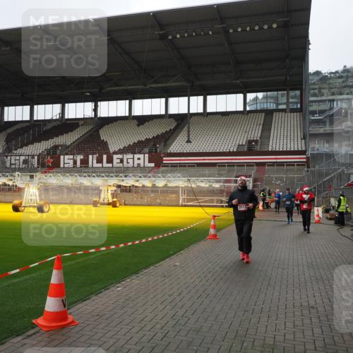 07.12.2025 - St. Pauli X-Mass-Run No. 15 Fabian Wolf http://msf.ph/oto/9417554 07.12.2025 11:19:07 Ziel 1322, 1617, 2064, 2067, 2597 meine-sportfotos.de