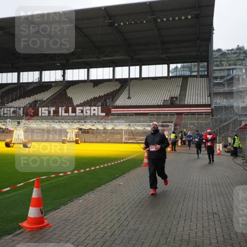 07.12.2025 - St. Pauli X-Mass-Run No. 15 Fabian Wolf http://msf.ph/oto/9417557 07.12.2025 11:19:08 Ziel 295, 302, 1617, 2064, 2067, 2597 meine-sportfotos.de
