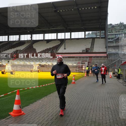 07.12.2025 - St. Pauli X-Mass-Run No. 15 Fabian Wolf http://msf.ph/oto/9417562 07.12.2025 11:19:09 Ziel 295, 302, 1617, 2064, 2067, 2597 meine-sportfotos.de