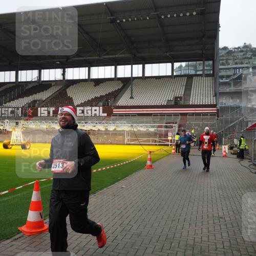 07.12.2025 - St. Pauli X-Mass-Run No. 15 Fabian Wolf http://msf.ph/oto/9417565 07.12.2025 11:19:09 Ziel 295, 302, 1617, 2064, 2067, 2597 meine-sportfotos.de