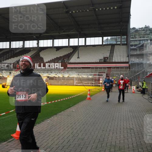 07.12.2025 - St. Pauli X-Mass-Run No. 15 Fabian Wolf http://msf.ph/oto/9417566 07.12.2025 11:19:10 Ziel 295, 302, 1617, 2064, 2067, 2597, 3205 meine-sportfotos.de