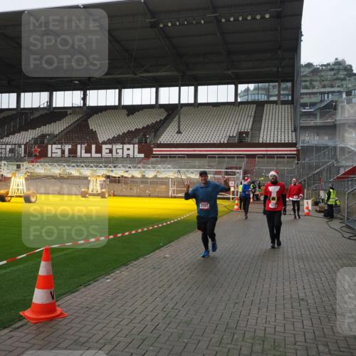 07.12.2025 - St. Pauli X-Mass-Run No. 15 Fabian Wolf http://msf.ph/oto/9417567 07.12.2025 11:19:11 Ziel 295, 302, 1617, 2597, 2788, 3205 meine-sportfotos.de