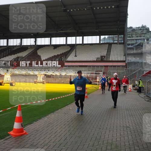 07.12.2025 - St. Pauli X-Mass-Run No. 15 Fabian Wolf http://msf.ph/oto/9417569 07.12.2025 11:19:11 Ziel 295, 302, 1617, 2597, 2788, 3205 meine-sportfotos.de