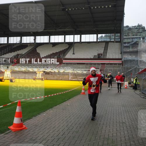 07.12.2025 - St. Pauli X-Mass-Run No. 15 Fabian Wolf http://msf.ph/oto/9417578 07.12.2025 11:19:13 Ziel 295, 302, 1617, 2597, 2788, 3205 meine-sportfotos.de