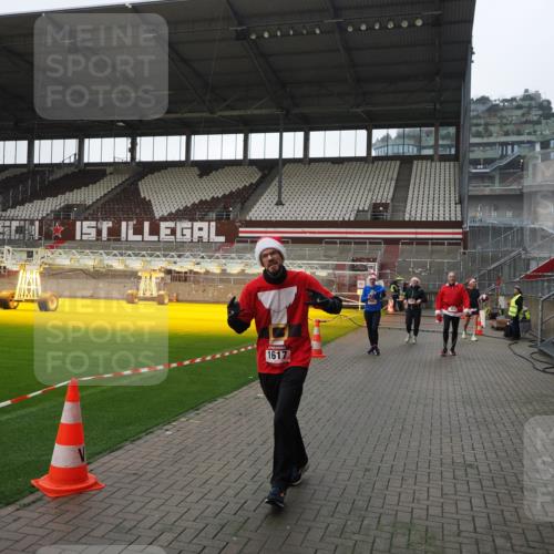 07.12.2025 - St. Pauli X-Mass-Run No. 15 Fabian Wolf http://msf.ph/oto/9417581 07.12.2025 11:19:14 Ziel 295, 302, 1617, 2597, 2788, 3205 meine-sportfotos.de
