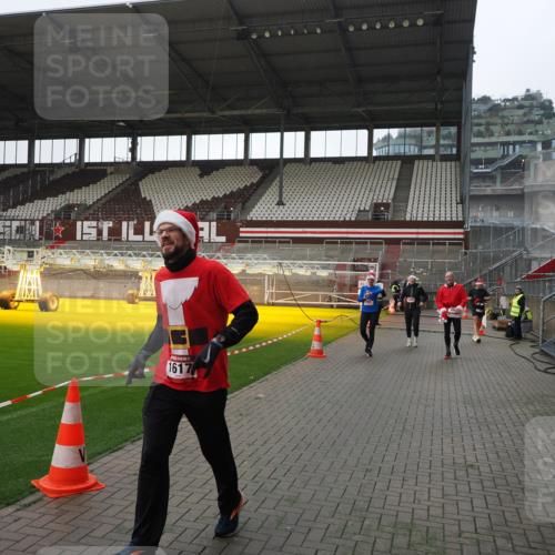 07.12.2025 - St. Pauli X-Mass-Run No. 15 Fabian Wolf http://msf.ph/oto/9417583 07.12.2025 11:19:14 Ziel 295, 302, 1617, 2597, 2788, 3205 meine-sportfotos.de
