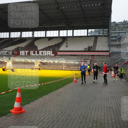 07.12.2025 - St. Pauli X-Mass-Run No. 15 Fabian Wolf http://msf.ph/oto/9417589 07.12.2025 11:19:16 Ziel 295, 302, 1617, 2597, 2788, 3205 meine-sportfotos.de