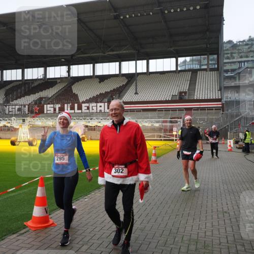 07.12.2025 - St. Pauli X-Mass-Run No. 15 Fabian Wolf http://msf.ph/oto/9417599 07.12.2025 11:19:25 Ziel 295, 302, 797, 1563, 2062, 2597, 2788, 3205 meine-sportfotos.de