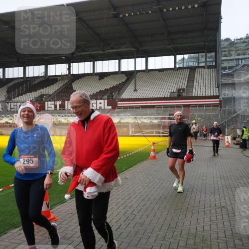 07.12.2025 - St. Pauli X-Mass-Run No. 15 Fabian Wolf http://msf.ph/oto/9417602 07.12.2025 11:19:25 Ziel 295, 302, 797, 1563, 2062, 2597, 2788, 3205 meine-sportfotos.de