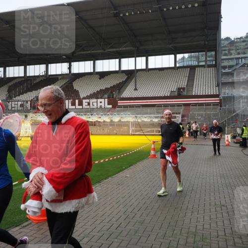 07.12.2025 - St. Pauli X-Mass-Run No. 15 Fabian Wolf http://msf.ph/oto/9417604 07.12.2025 11:19:26 Ziel 295, 302, 797, 1563, 2062, 2597, 2788, 3205 meine-sportfotos.de