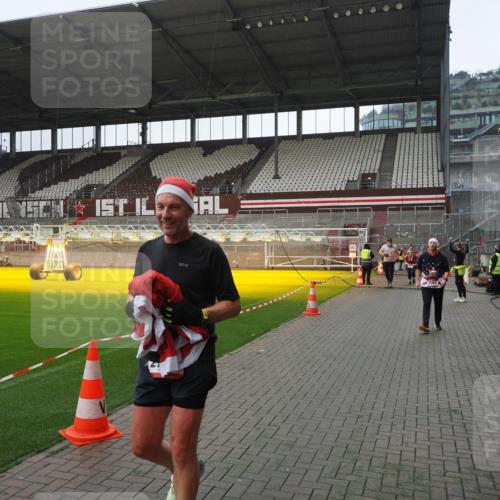 07.12.2025 - St. Pauli X-Mass-Run No. 15 Fabian Wolf http://msf.ph/oto/9417617 07.12.2025 11:19:29 Ziel 367, 373, 797, 1563, 2062, 2788, 3205 meine-sportfotos.de