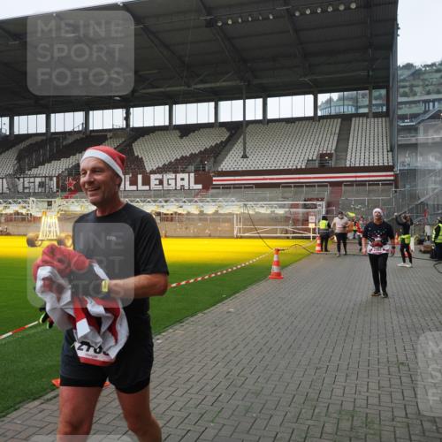 07.12.2025 - St. Pauli X-Mass-Run No. 15 Fabian Wolf http://msf.ph/oto/9417619 07.12.2025 11:19:29 Ziel 367, 373, 797, 1563, 2062, 2788, 3205 meine-sportfotos.de