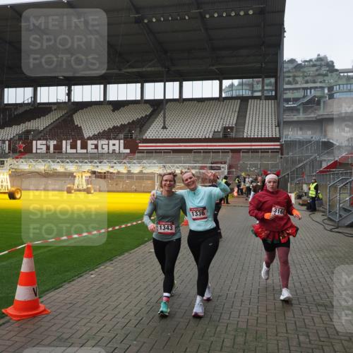 07.12.2025 - St. Pauli X-Mass-Run No. 15 Fabian Wolf http://msf.ph/oto/9417659 07.12.2025 11:19:45 Ziel 367, 373, 1336, 1343, 1563, 2217, 2581, 3075, 3160, 3822, 3823 meine-sportfotos.de