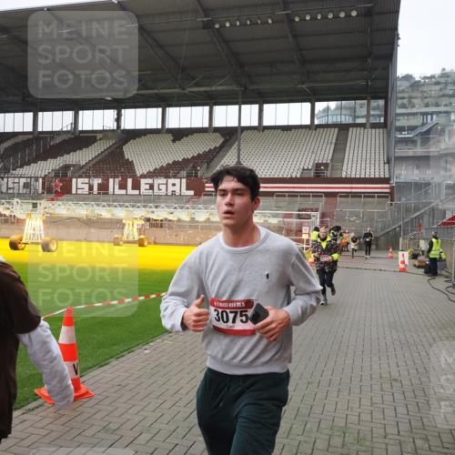 07.12.2025 - St. Pauli X-Mass-Run No. 15 Fabian Wolf http://msf.ph/oto/9417681 07.12.2025 11:19:52 Ziel 1343, 2217, 2581, 2771, 3075, 3160, 3822, 3823 meine-sportfotos.de