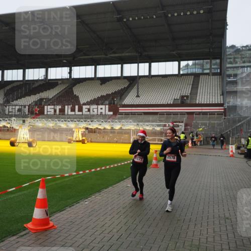 07.12.2025 - St. Pauli X-Mass-Run No. 15 Fabian Wolf http://msf.ph/oto/9417702 07.12.2025 11:20:12 Ziel 2577, 2578, 3170, 3324 meine-sportfotos.de