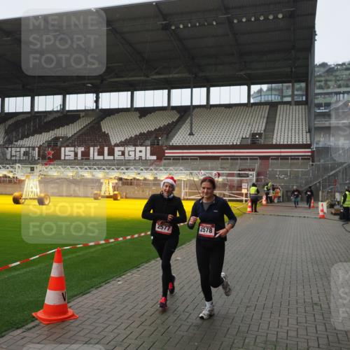 07.12.2025 - St. Pauli X-Mass-Run No. 15 Fabian Wolf http://msf.ph/oto/9417704 07.12.2025 11:20:12 Ziel 2577, 2578, 3170, 3324 meine-sportfotos.de