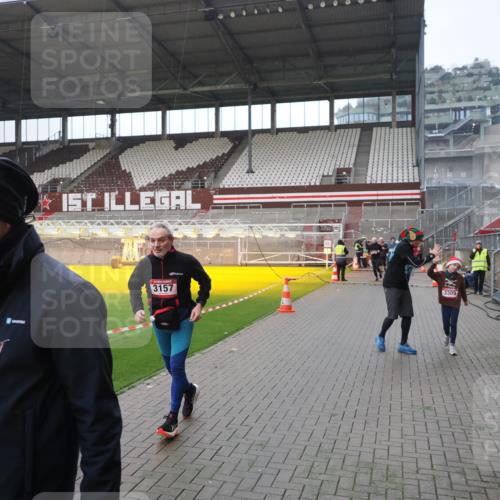 07.12.2025 - St. Pauli X-Mass-Run No. 15 Fabian Wolf http://msf.ph/oto/9417710 07.12.2025 11:20:26 Ziel 1135, 2132, 2134, 2305, 2577, 2578, 3129, 3157, 3309, 4637 meine-sportfotos.de