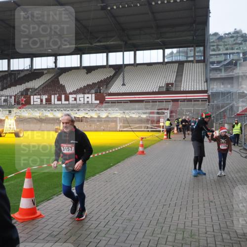 07.12.2025 - St. Pauli X-Mass-Run No. 15 Fabian Wolf http://msf.ph/oto/9417711 07.12.2025 11:20:26 Ziel 1135, 2132, 2134, 2305, 2577, 2578, 3129, 3157, 3309, 4637 meine-sportfotos.de