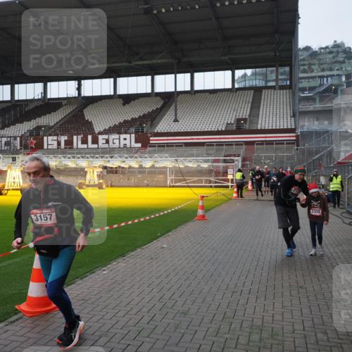 07.12.2025 - St. Pauli X-Mass-Run No. 15 Fabian Wolf http://msf.ph/oto/9417713 07.12.2025 11:20:26 Ziel 1135, 2132, 2134, 2305, 2577, 2578, 3129, 3157, 3309, 4637 meine-sportfotos.de