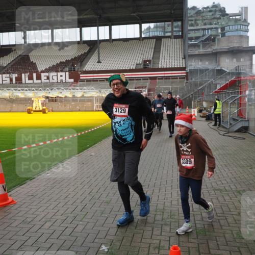 07.12.2025 - St. Pauli X-Mass-Run No. 15 Fabian Wolf http://msf.ph/oto/9417716 07.12.2025 11:20:30 Ziel 1020, 1135, 1614, 2132, 2134, 2242, 2305, 3129, 3157, 3309, 4637 meine-sportfotos.de