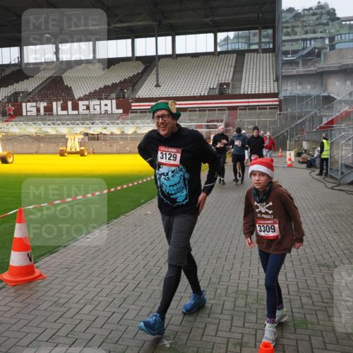07.12.2025 - St. Pauli X-Mass-Run No. 15 Fabian Wolf http://msf.ph/oto/9417717 07.12.2025 11:20:30 Ziel 1020, 1135, 1614, 2132, 2134, 2242, 2305, 3129, 3157, 3309, 4637 meine-sportfotos.de