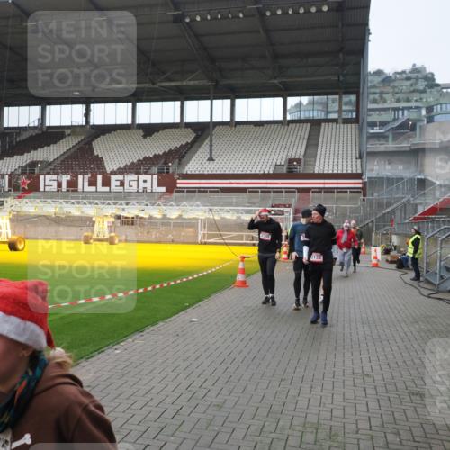 07.12.2025 - St. Pauli X-Mass-Run No. 15 Fabian Wolf http://msf.ph/oto/9417720 07.12.2025 11:20:32 Ziel 1020, 1135, 1614, 2132, 2134, 2242, 2305, 3129, 3157, 3309, 4637 meine-sportfotos.de