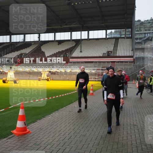 07.12.2025 - St. Pauli X-Mass-Run No. 15 Fabian Wolf http://msf.ph/oto/9417728 07.12.2025 11:20:33 Ziel 1020, 1135, 1614, 2132, 2134, 2242, 2305, 3129, 3157, 3309, 4637 meine-sportfotos.de