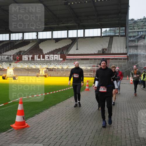 07.12.2025 - St. Pauli X-Mass-Run No. 15 Fabian Wolf http://msf.ph/oto/9417729 07.12.2025 11:20:34 Ziel 1020, 1135, 1614, 2132, 2134, 2242, 2305, 3129, 3157, 3309, 4637 meine-sportfotos.de