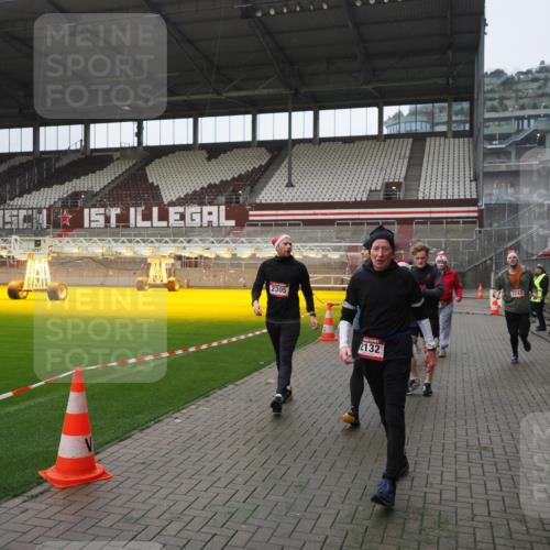 07.12.2025 - St. Pauli X-Mass-Run No. 15 Fabian Wolf http://msf.ph/oto/9417730 07.12.2025 11:20:34 Ziel 1020, 1135, 1614, 2132, 2134, 2242, 2305, 3129, 3157, 3309, 4637 meine-sportfotos.de