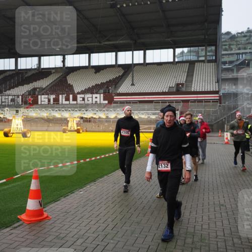 07.12.2025 - St. Pauli X-Mass-Run No. 15 Fabian Wolf http://msf.ph/oto/9417731 07.12.2025 11:20:34 Ziel 1020, 1135, 1614, 2132, 2134, 2242, 2305, 3129, 3157, 3309, 4637 meine-sportfotos.de