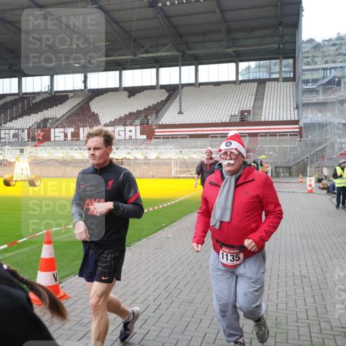 07.12.2025 - St. Pauli X-Mass-Run No. 15 Fabian Wolf http://msf.ph/oto/9417748 07.12.2025 11:20:38 Ziel 1020, 1135, 1614, 2132, 2134, 2242, 2305, 3129, 3309 meine-sportfotos.de