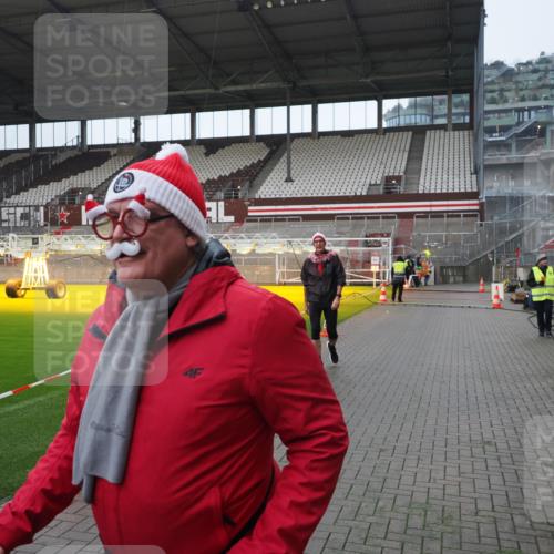 07.12.2025 - St. Pauli X-Mass-Run No. 15 Fabian Wolf http://msf.ph/oto/9417752 07.12.2025 11:20:38 Ziel 1020, 1135, 1614, 2132, 2134, 2242, 2305, 3129, 3309 meine-sportfotos.de